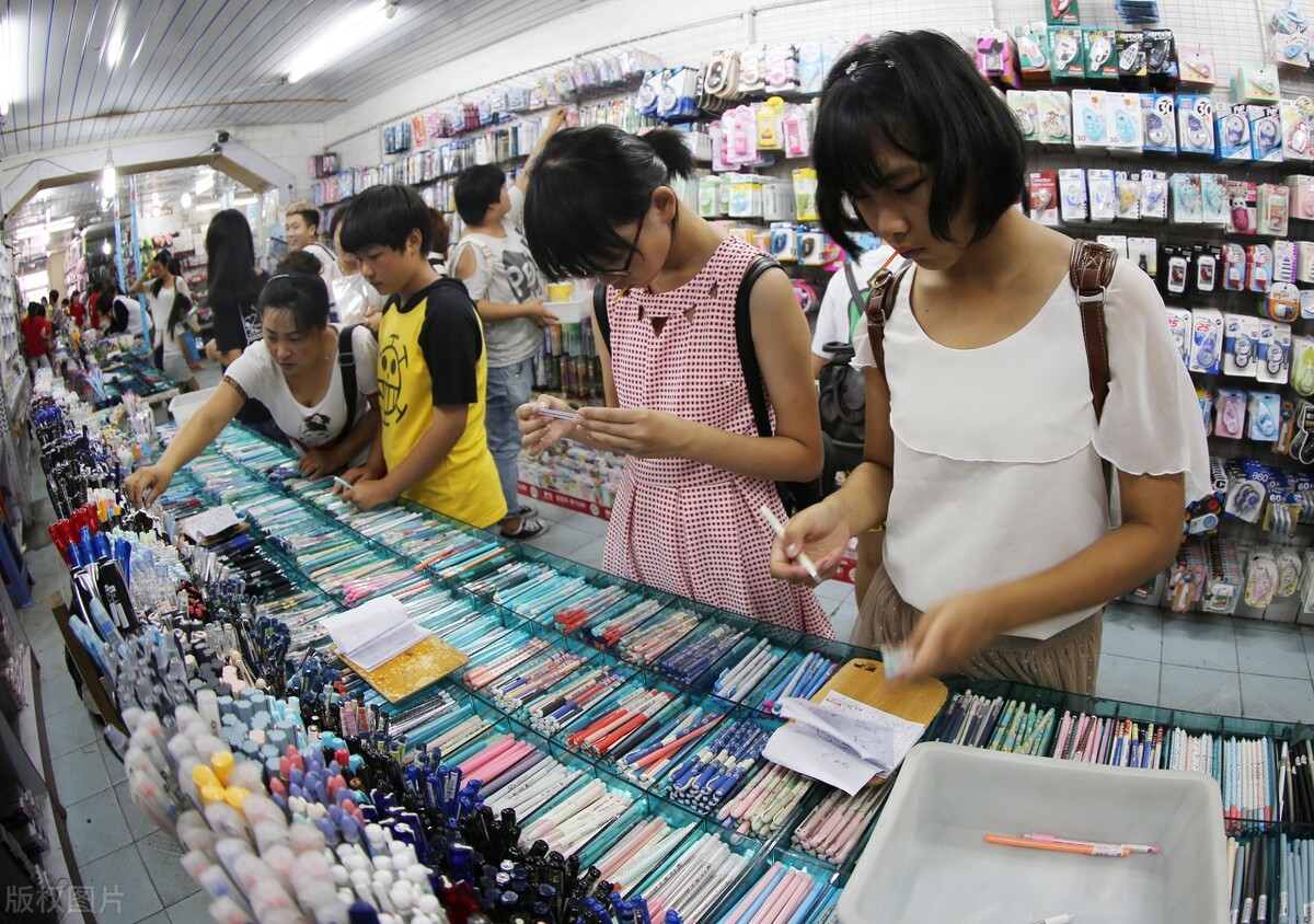 年轻夫妻开文具店，一年收入80万，用他的方法做好实体店很简单