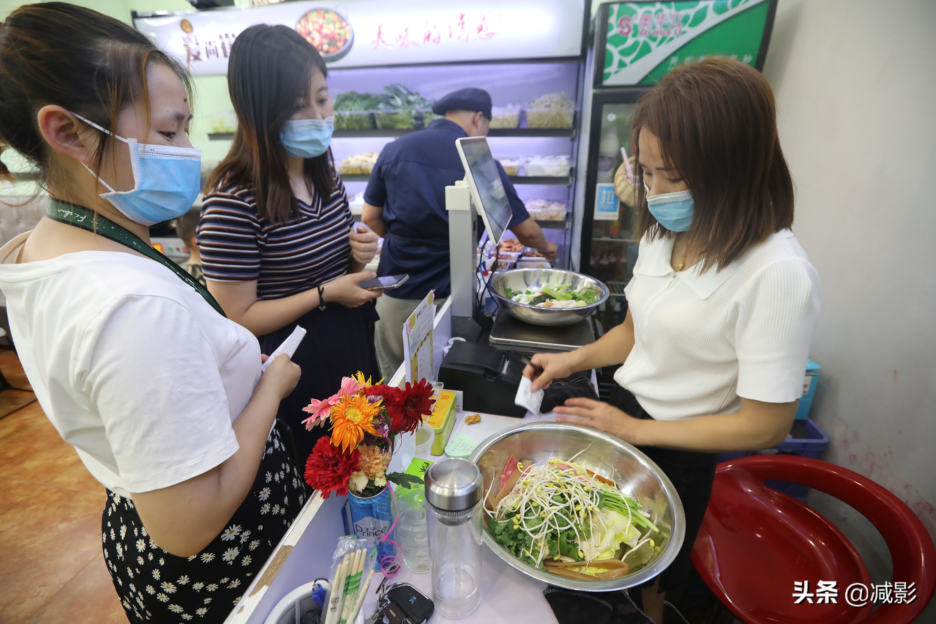 北漂10年，因照顾家人，拒30万年薪回乡摆摊卖炒饭，一年挣了50万