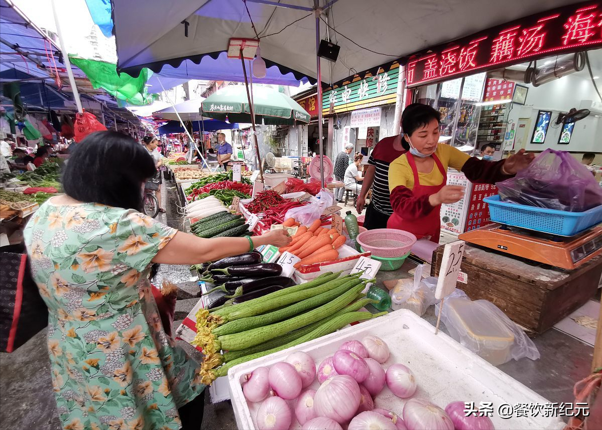 摆摊卖菜月入三四万？90后卖菜的阿姨，揭秘到底能赚多少？