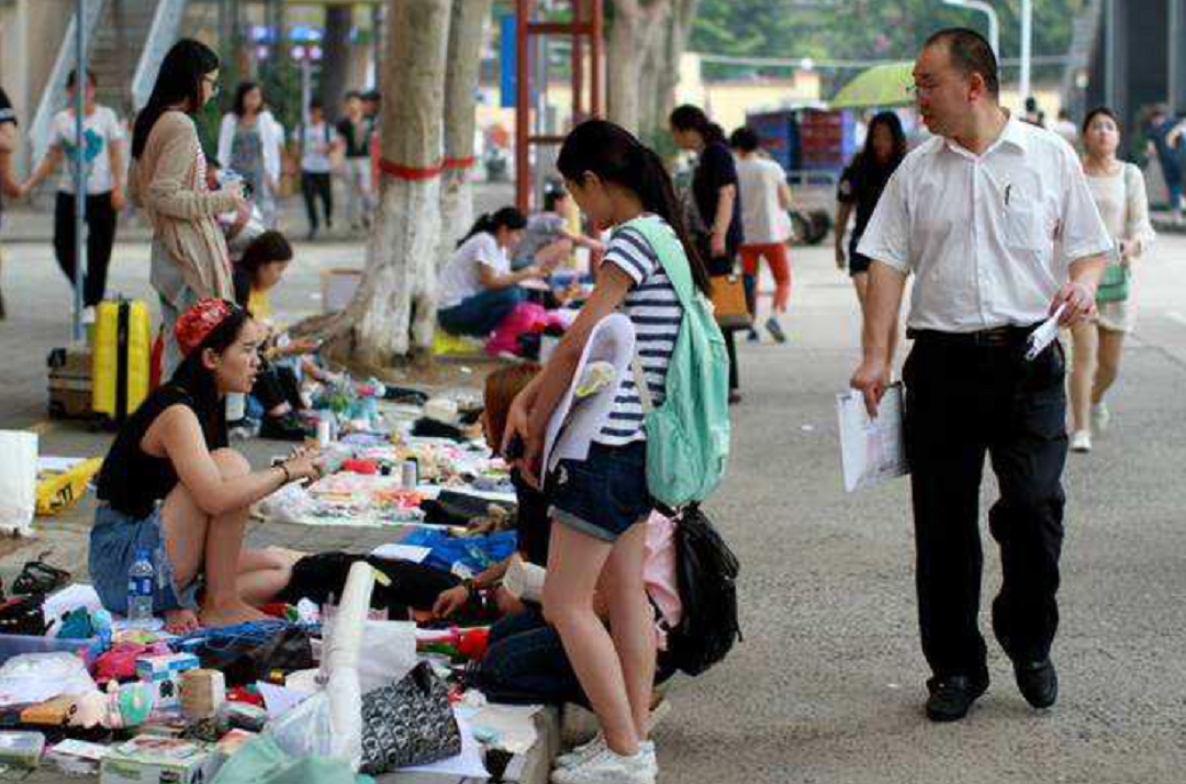 别瞧不起小生意，摆地摊卖内裤年赚80万，看懂老板的套路你也能够