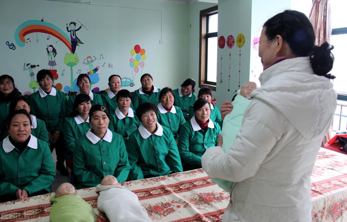 四五十岁的女人没学历没技能学点什么挣钱快？当然是月嫂育婴师啦