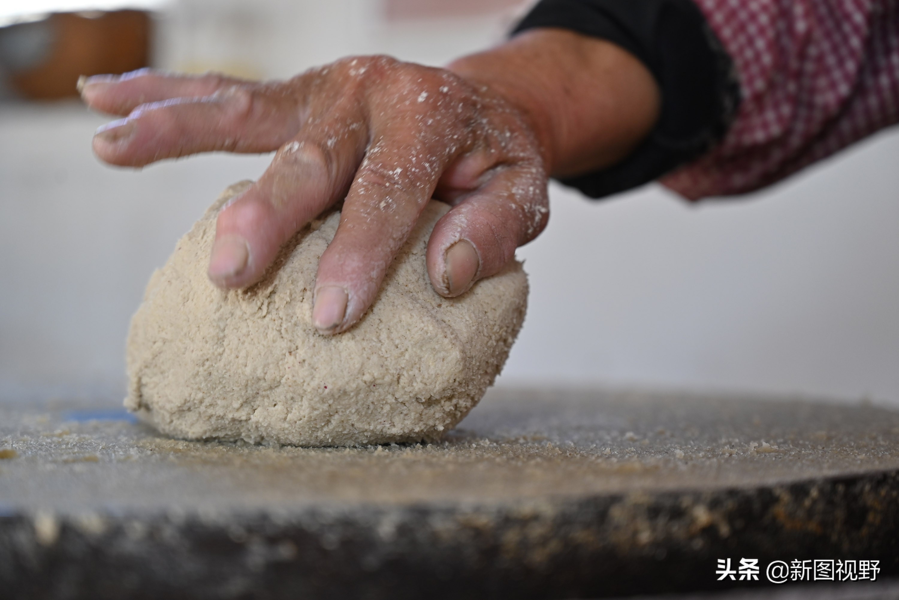 45岁农村大姐，不用进城打工，用祖传手艺做煎饼，一年进账50万