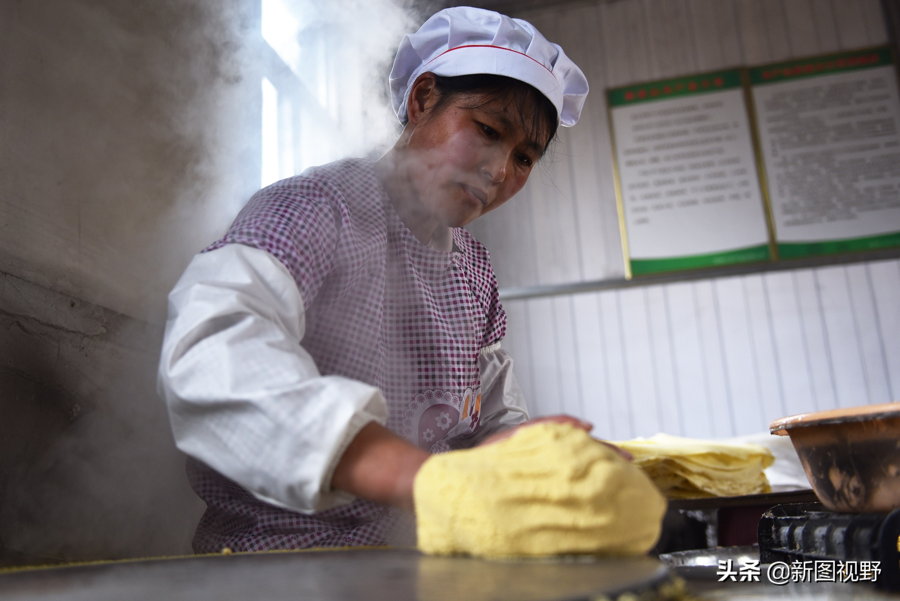 45岁农村大姐，不用进城打工，用祖传手艺做煎饼，一年进账50万