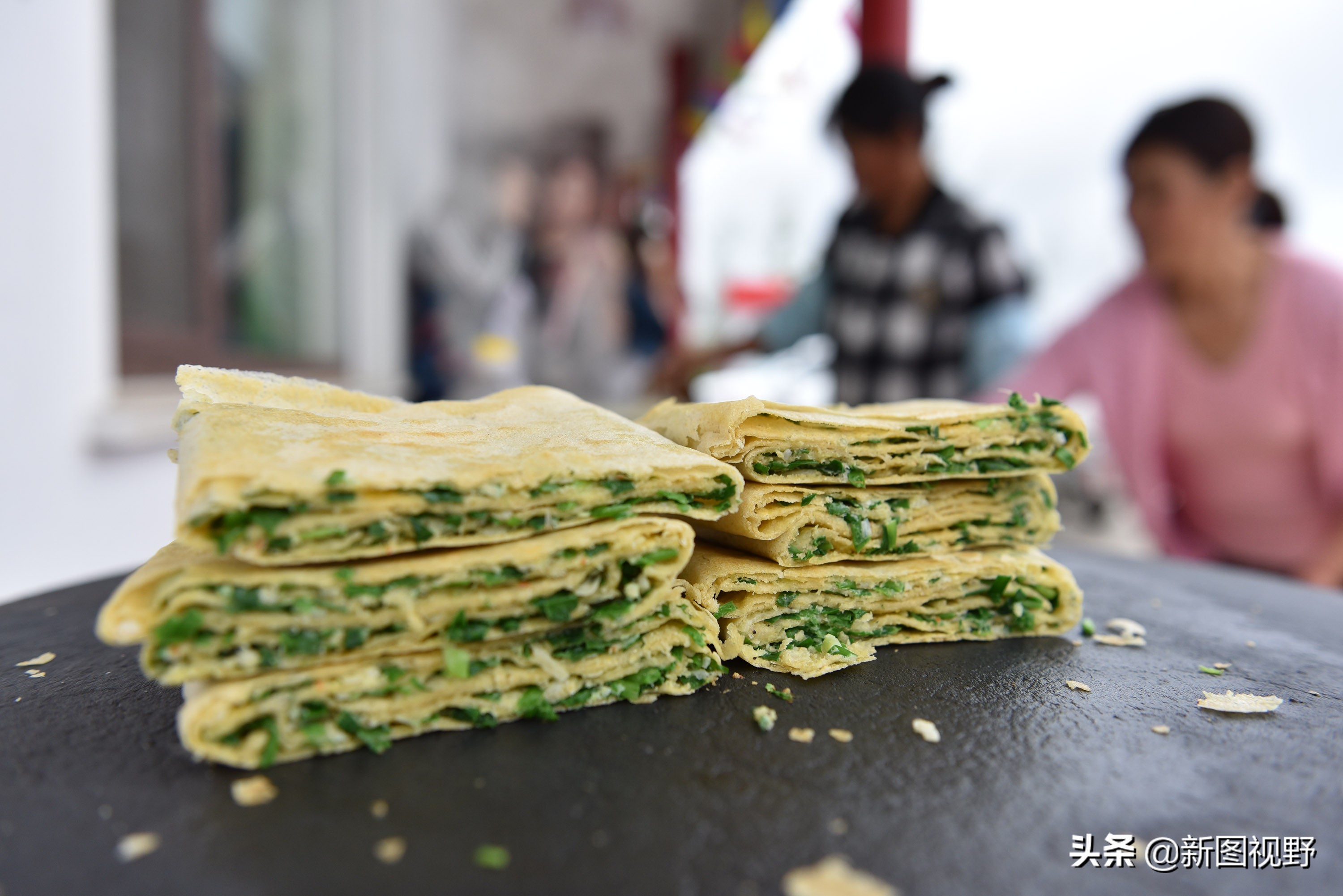45岁农村大姐，不用进城打工，用祖传手艺做煎饼，一年进账50万