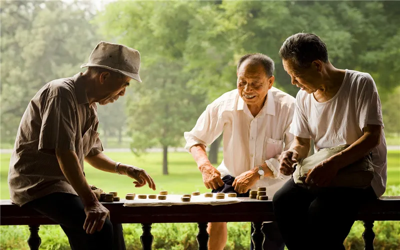 目前，已经进入人口老龄化社会，普通人做什么生意最赚钱？