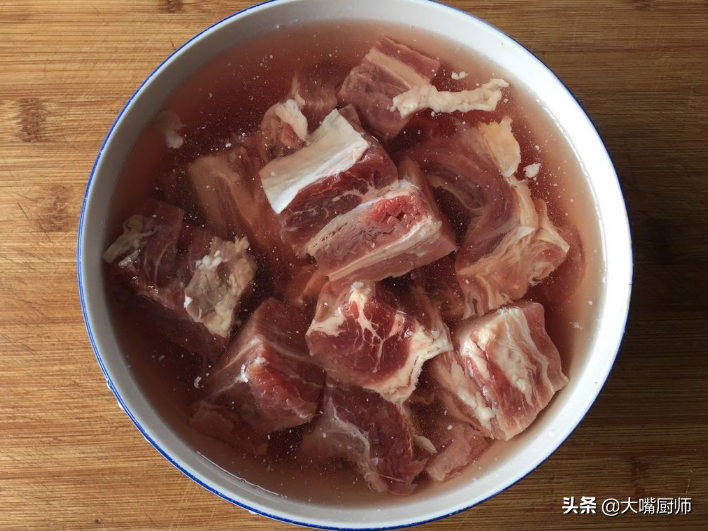 为啥牛肉炖3小时还不烂？厨师长支招，多加2样烂得快，鲜香不油腻