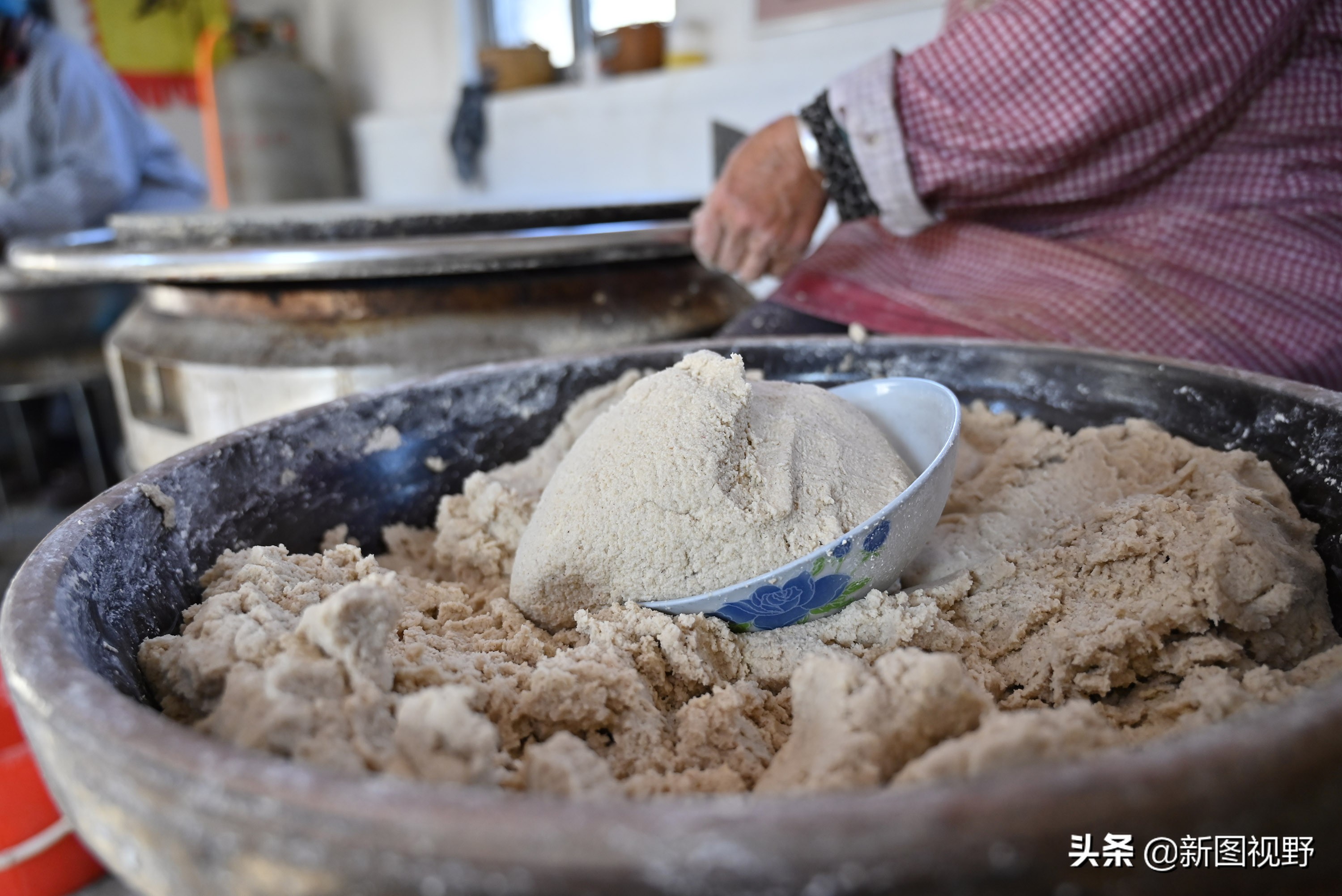 45岁农村大姐，不用进城打工，用祖传手艺做煎饼，一年进账50万
